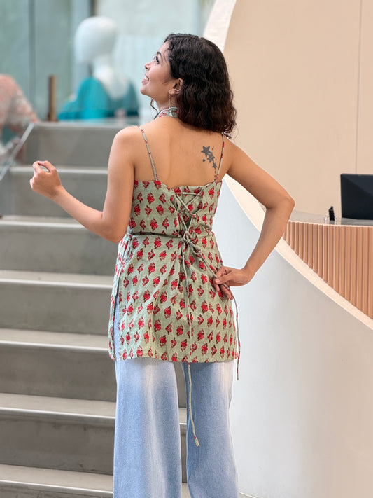 Sleeveless short kurti with belt dupatta