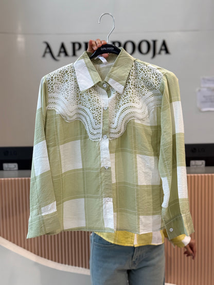 Shirt with white lace Detail