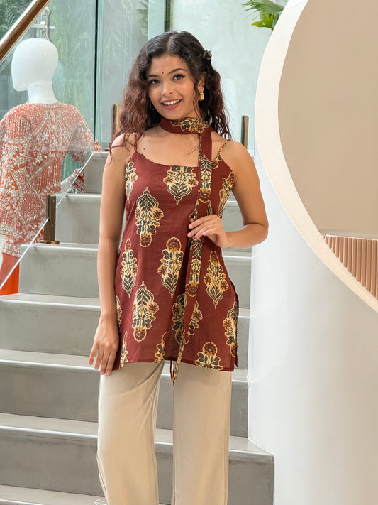 Sleeveless short kurti with belt dupatta