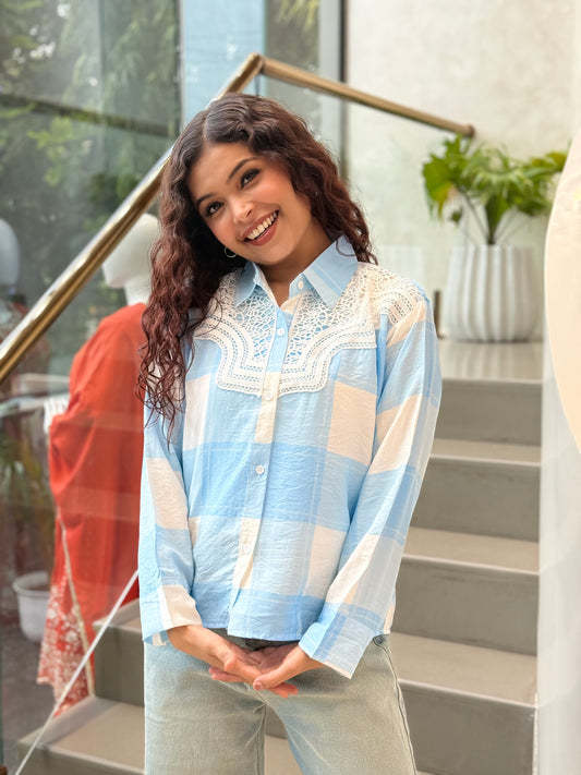 Shirt with white lace Detail