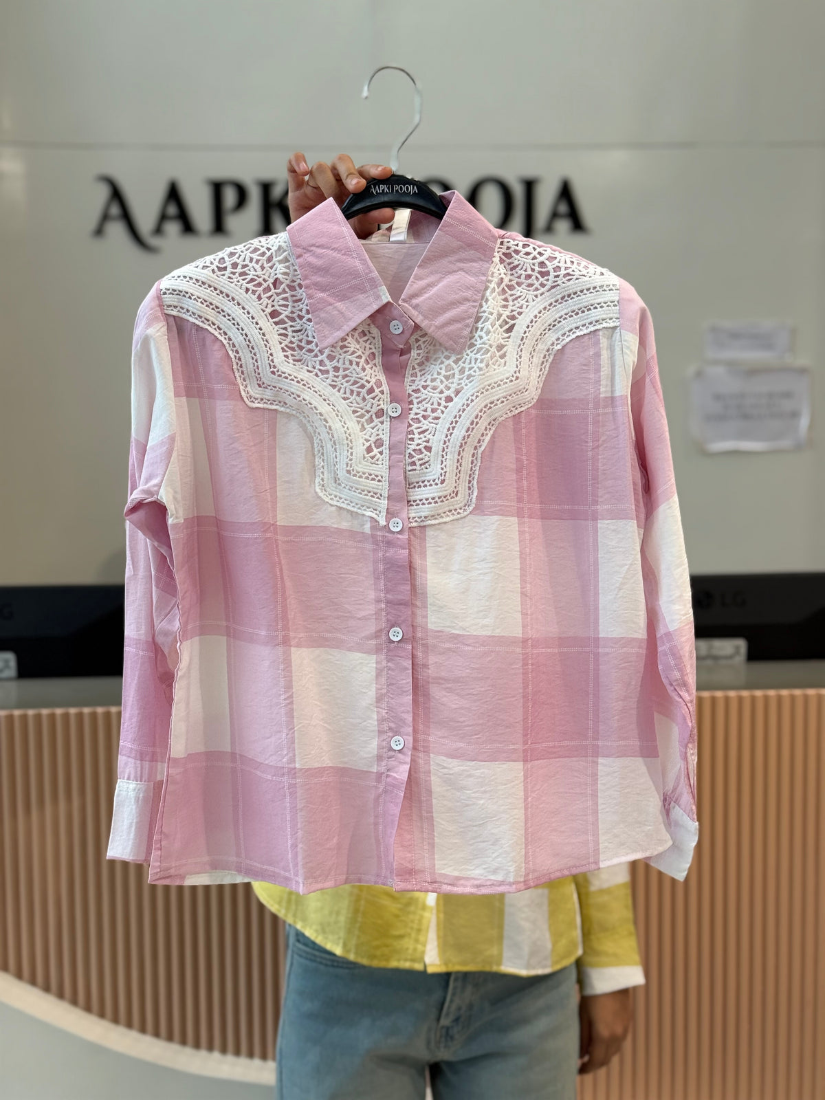 Shirt with white lace Detail