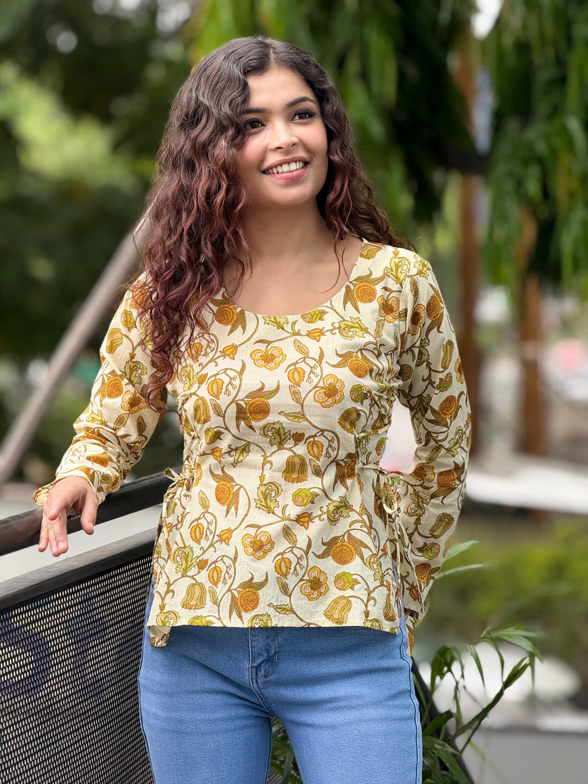 Short full sleeve kurti with side dori