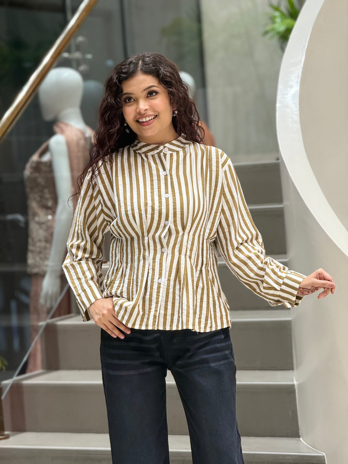 Body fitted shirt with belt
