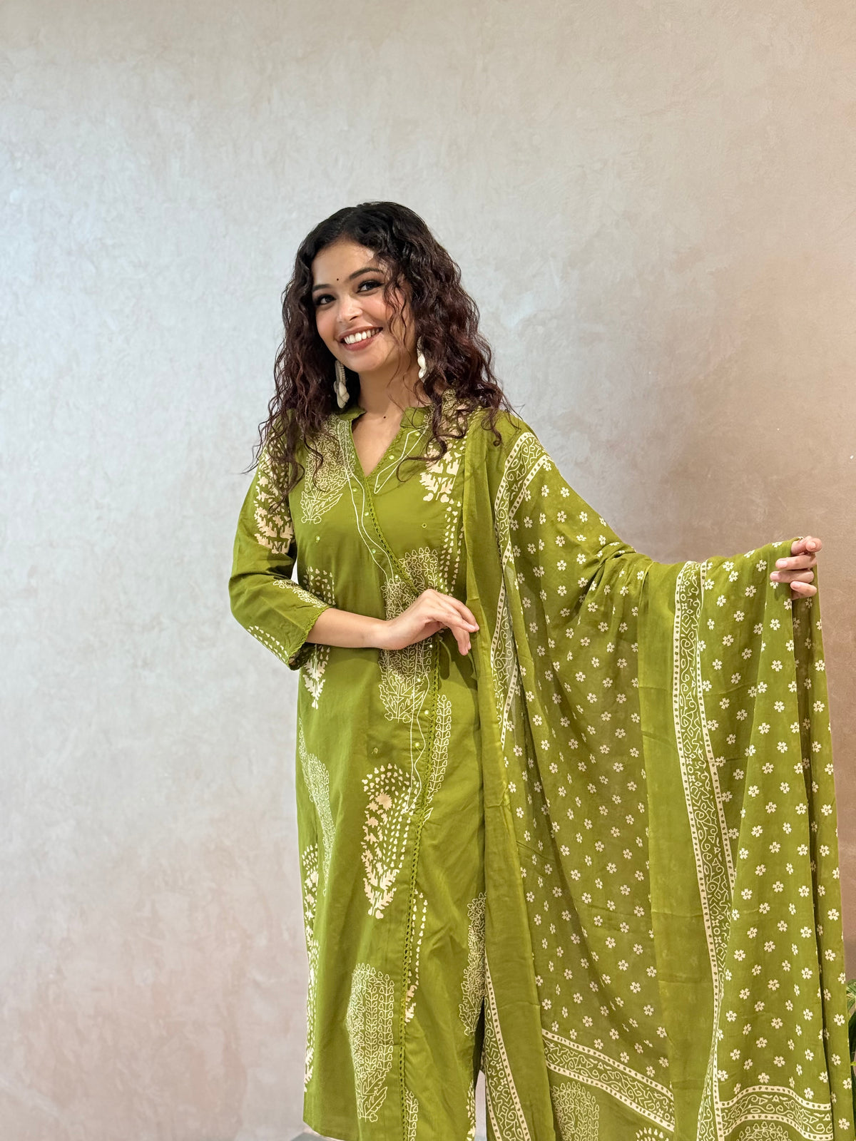 Green thread detail, Unique cotton suit 3 piece set ￼
