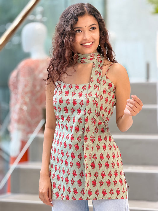 Sleeveless short kurti with belt dupatta